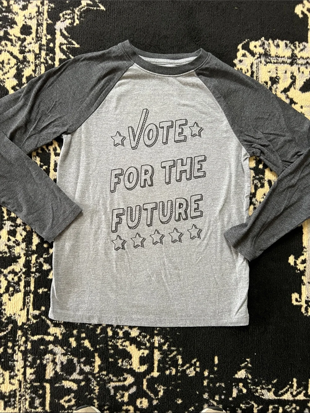 Boys Cat & Jack long sleeve graphic tee size M (8/10)